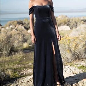 Jenny Yoo ISSA OFF-THE-SHOULDER STRETCH VELVET COLUMN GOWN in BLACK SIZE 12